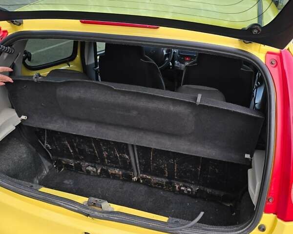 Желтый Пежо 107, объемом двигателя 1 л и пробегом 284 тыс. км за 5100 $, фото 12 на Automoto.ua