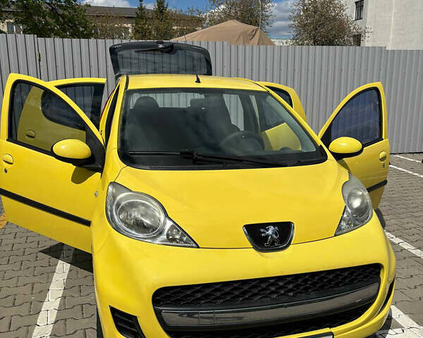 Пежо 107 2011 в Киеве на Automoto.ua Желтый Пежо 107, объемом двигателя 1 л и пробегом 94 тыс. км за 5700 $, фото 1 на Automoto.ua