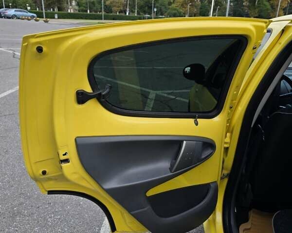 Желтый Пежо 107, объемом двигателя 1 л и пробегом 284 тыс. км за 5100 $, фото 18 на Automoto.ua