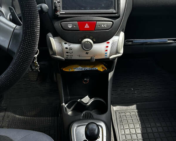 Желтый Пежо 107, объемом двигателя 1 л и пробегом 122 тыс. км за 5250 $, фото 19 на Automoto.ua