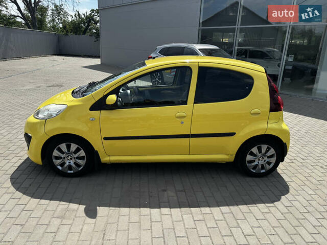 Желтый Пежо 107, объемом двигателя 1 л и пробегом 122 тыс. км за 5250 $, фото 4 на Automoto.ua