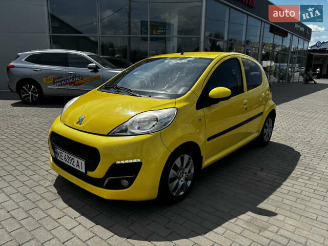 Желтый Пежо 107, объемом двигателя 1 л и пробегом 122 тыс. км за 5250 $, фото 1 на Automoto.ua