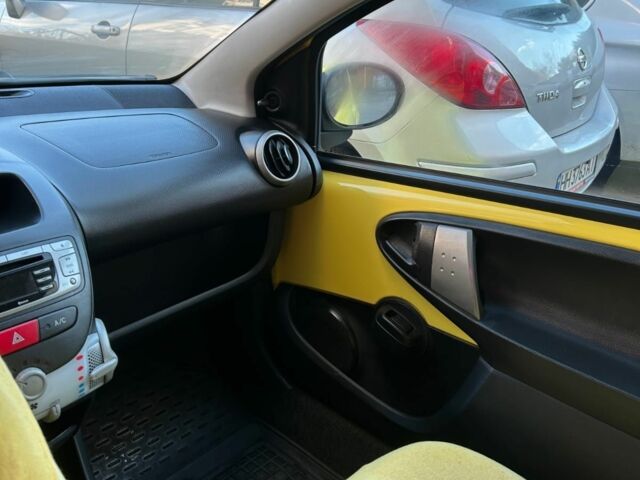 Жовтий Пежо 107, об'ємом двигуна 1 л та пробігом 134 тис. км за 4700 $, фото 5 на Automoto.ua