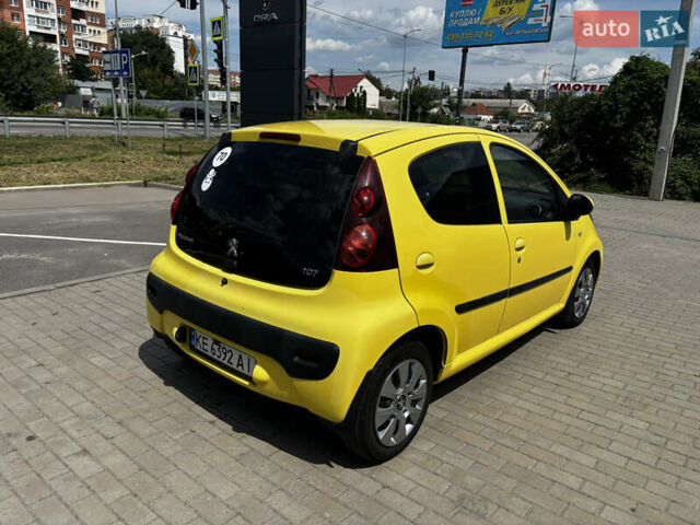 Желтый Пежо 107, объемом двигателя 1 л и пробегом 122 тыс. км за 5250 $, фото 9 на Automoto.ua