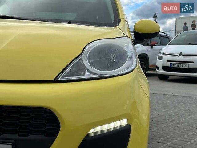 Желтый Пежо 107, объемом двигателя 1 л и пробегом 137 тыс. км за 5300 $, фото 3 на Automoto.ua