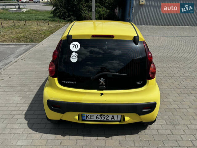 Желтый Пежо 107, объемом двигателя 1 л и пробегом 122 тыс. км за 5250 $, фото 7 на Automoto.ua