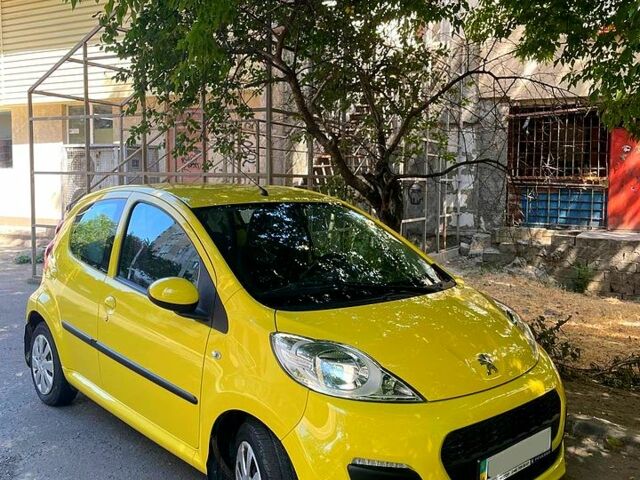 Желтый Пежо 107, объемом двигателя 1 л и пробегом 52 тыс. км за 5700 $, фото 1 на Automoto.ua