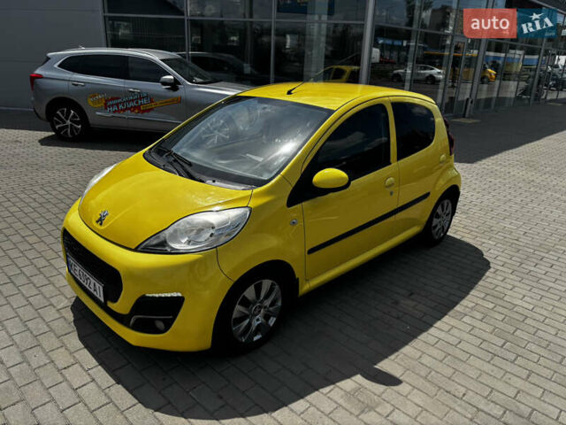 Желтый Пежо 107, объемом двигателя 1 л и пробегом 122 тыс. км за 5250 $, фото 2 на Automoto.ua