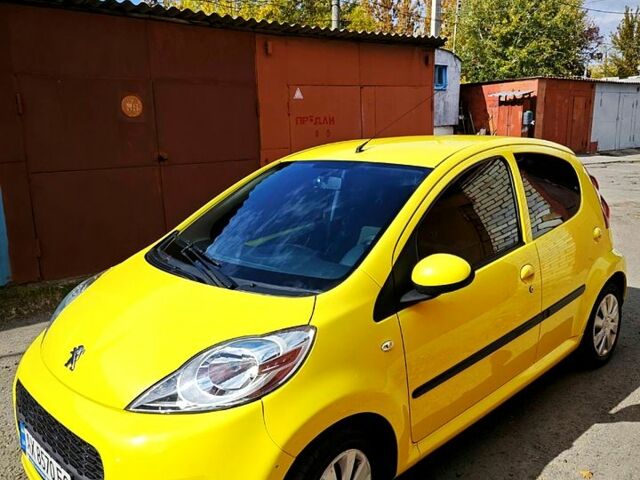 Желтый Пежо 107, объемом двигателя 1 л и пробегом 66 тыс. км за 5050 $, фото 1 на Automoto.ua