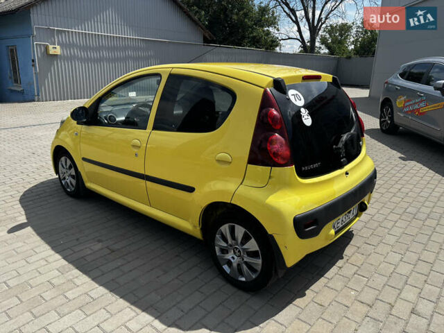 Желтый Пежо 107, объемом двигателя 1 л и пробегом 122 тыс. км за 5250 $, фото 6 на Automoto.ua