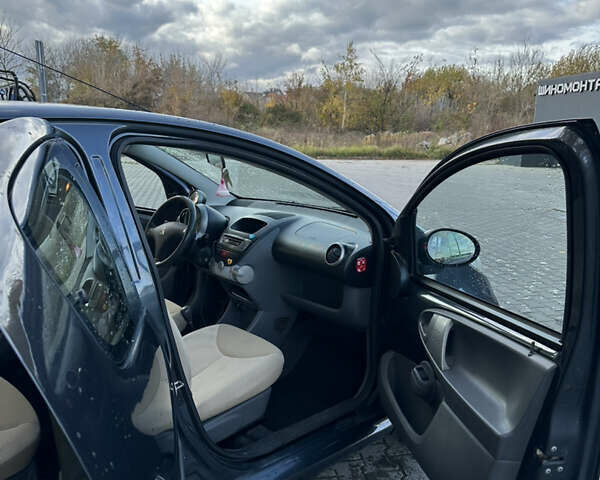 Серый Пежо 107, объемом двигателя 1 л и пробегом 94 тыс. км за 4200 $, фото 3 на Automoto.ua