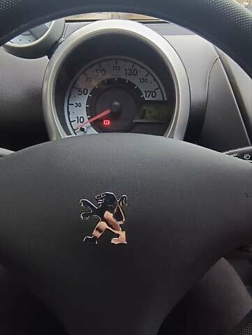 Серый Пежо 107, объемом двигателя 0.98 л и пробегом 148 тыс. км за 4000 $, фото 26 на Automoto.ua