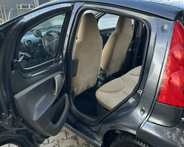 Серый Пежо 107, объемом двигателя 1 л и пробегом 94 тыс. км за 4200 $, фото 7 на Automoto.ua
