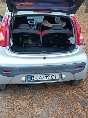 Серый Пежо 107, объемом двигателя 0.98 л и пробегом 148 тыс. км за 4000 $, фото 1 на Automoto.ua