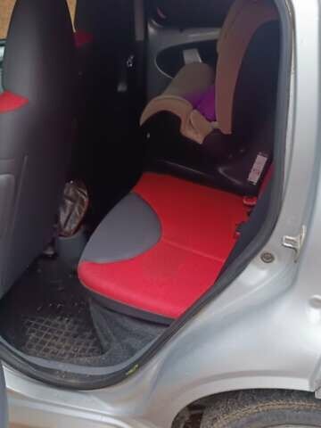 Серый Пежо 107, объемом двигателя 0.98 л и пробегом 148 тыс. км за 4000 $, фото 11 на Automoto.ua