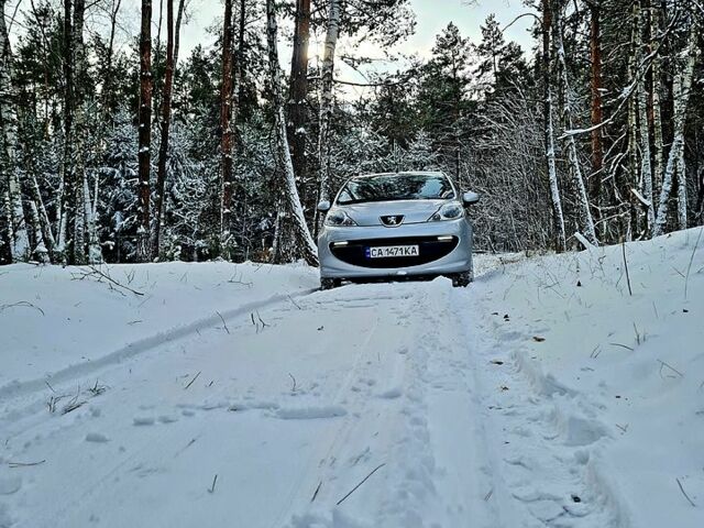 Серый Пежо 107, объемом двигателя 1 л и пробегом 170 тыс. км за 4650 $, фото 2 на Automoto.ua