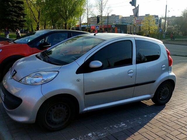 Серый Пежо 107, объемом двигателя 1 л и пробегом 230 тыс. км за 4100 $, фото 1 на Automoto.ua
