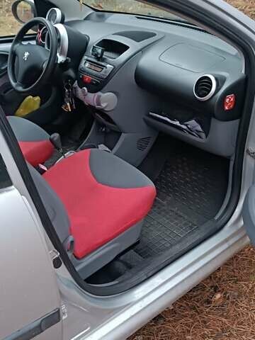 Серый Пежо 107, объемом двигателя 0.98 л и пробегом 148 тыс. км за 4000 $, фото 6 на Automoto.ua