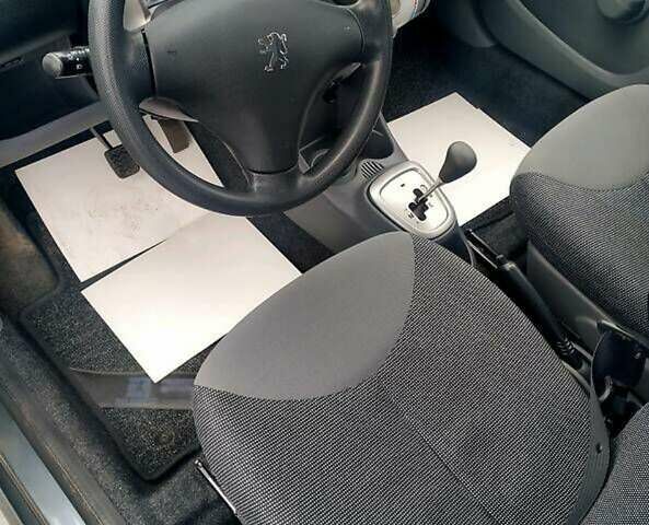 Серый Пежо 107, объемом двигателя 1 л и пробегом 112 тыс. км за 4200 $, фото 8 на Automoto.ua