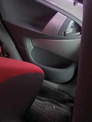 Серый Пежо 107, объемом двигателя 0.98 л и пробегом 148 тыс. км за 4000 $, фото 21 на Automoto.ua