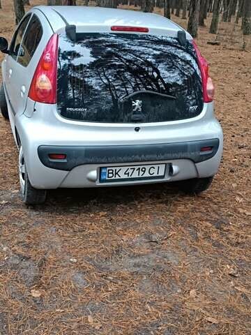 Серый Пежо 107, объемом двигателя 0.98 л и пробегом 148 тыс. км за 4000 $, фото 2 на Automoto.ua