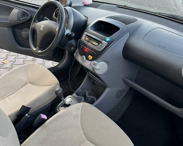 Серый Пежо 107, объемом двигателя 1 л и пробегом 94 тыс. км за 4200 $, фото 4 на Automoto.ua