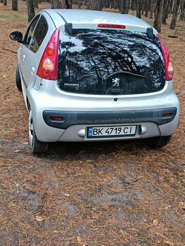 Серый Пежо 107, объемом двигателя 0.98 л и пробегом 148 тыс. км за 4000 $, фото 3 на Automoto.ua