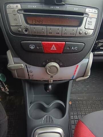 Серый Пежо 107, объемом двигателя 0.98 л и пробегом 148 тыс. км за 4000 $, фото 25 на Automoto.ua