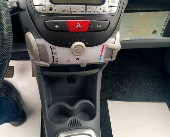 Серый Пежо 107, объемом двигателя 1 л и пробегом 112 тыс. км за 4200 $, фото 11 на Automoto.ua