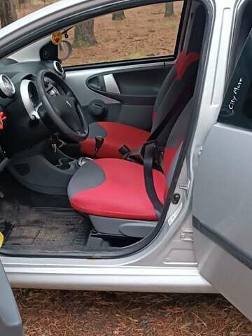 Серый Пежо 107, объемом двигателя 0.98 л и пробегом 148 тыс. км за 4000 $, фото 10 на Automoto.ua