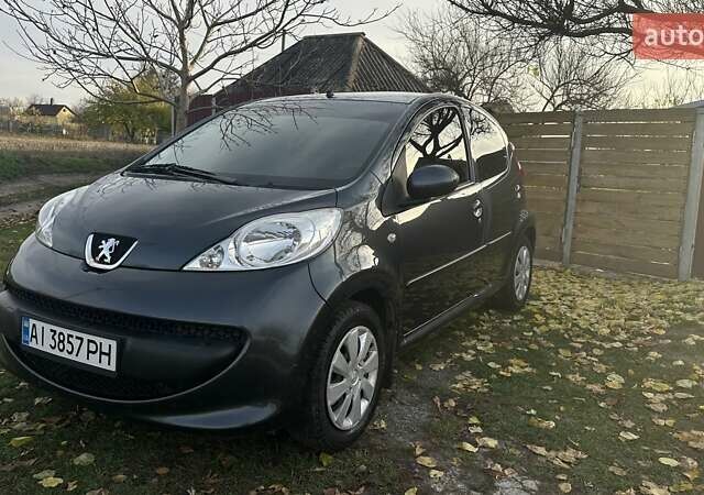 Серый Пежо 107, объемом двигателя 1 л и пробегом 122 тыс. км за 5650 $, фото 1 на Automoto.ua