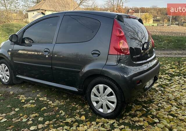 Серый Пежо 107, объемом двигателя 1 л и пробегом 122 тыс. км за 5650 $, фото 7 на Automoto.ua