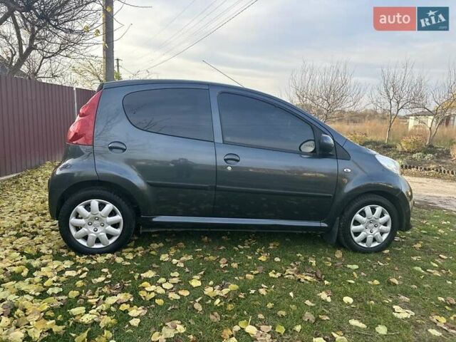 Серый Пежо 107, объемом двигателя 1 л и пробегом 122 тыс. км за 5650 $, фото 5 на Automoto.ua