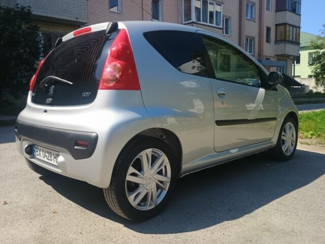 Серый Пежо 107, объемом двигателя 1 л и пробегом 166 тыс. км за 4599 $, фото 1 на Automoto.ua