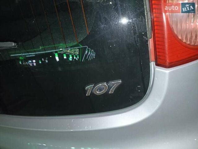 Серый Пежо 107, объемом двигателя 1 л и пробегом 154 тыс. км за 3299 $, фото 3 на Automoto.ua