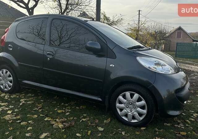 Серый Пежо 107, объемом двигателя 1 л и пробегом 122 тыс. км за 5650 $, фото 4 на Automoto.ua