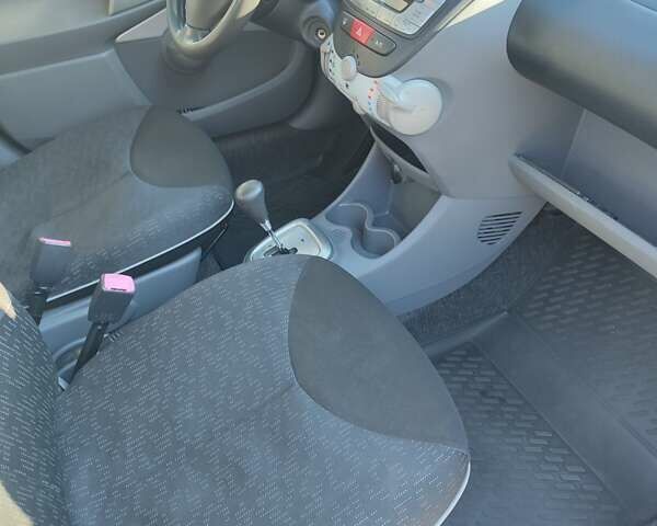 Сірий Пежо 107, об'ємом двигуна 1 л та пробігом 105 тис. км за 5300 $, фото 4 на Automoto.ua