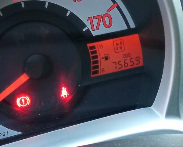 Серый Пежо 107, объемом двигателя 1 л и пробегом 75 тыс. км за 5800 $, фото 3 на Automoto.ua