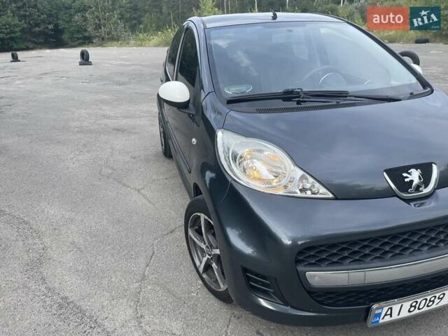 Серый Пежо 107, объемом двигателя 1 л и пробегом 159 тыс. км за 4200 $, фото 1 на Automoto.ua