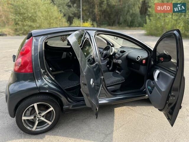 Серый Пежо 107, объемом двигателя 1 л и пробегом 159 тыс. км за 4200 $, фото 8 на Automoto.ua