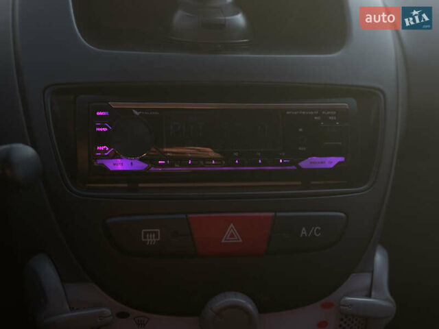 Серый Пежо 107, объемом двигателя 1 л и пробегом 187 тыс. км за 5500 $, фото 8 на Automoto.ua