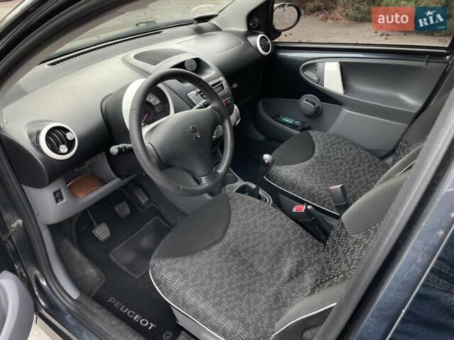 Серый Пежо 107, объемом двигателя 1 л и пробегом 159 тыс. км за 4200 $, фото 7 на Automoto.ua