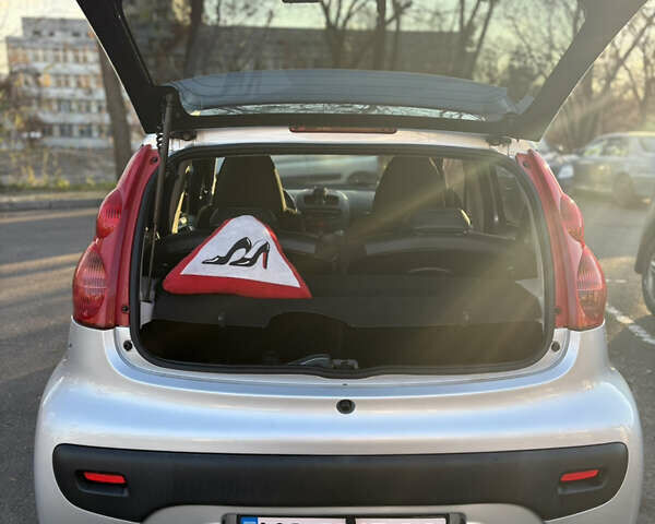 Серый Пежо 107, объемом двигателя 1 л и пробегом 187 тыс. км за 5500 $, фото 6 на Automoto.ua