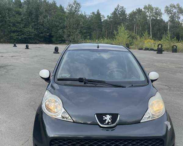 Серый Пежо 107, объемом двигателя 1 л и пробегом 159 тыс. км за 4200 $, фото 4 на Automoto.ua