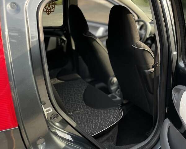 Серый Пежо 107, объемом двигателя 1 л и пробегом 159 тыс. км за 4200 $, фото 9 на Automoto.ua