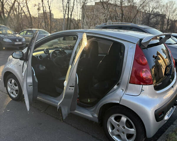 Серый Пежо 107, объемом двигателя 1 л и пробегом 187 тыс. км за 5500 $, фото 1 на Automoto.ua