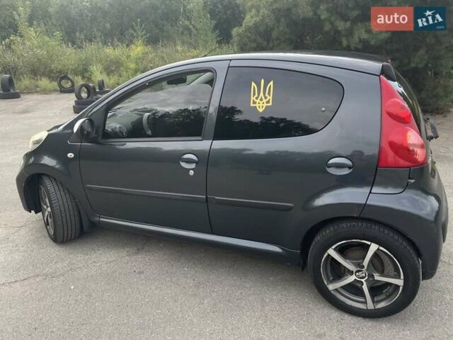 Серый Пежо 107, объемом двигателя 1 л и пробегом 159 тыс. км за 4200 $, фото 3 на Automoto.ua