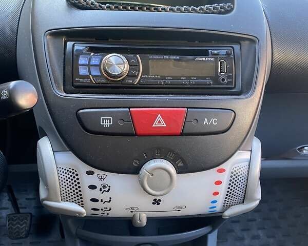 Пежо 107 2012 у Києві на Automoto.ua Сірий Пежо 107, об'ємом двигуна 1 л та пробігом 87 тис. км за 4600 $, фото 7 на Automoto.ua