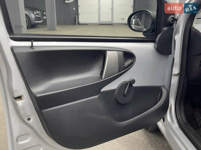 Сірий Пежо 107, об'ємом двигуна 1 л та пробігом 76 тис. км за 5500 $, фото 6 на Automoto.ua