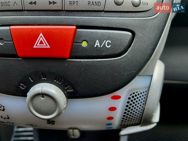 Синий Пежо 107, объемом двигателя 1 л и пробегом 190 тыс. км за 5555 $, фото 47 на Automoto.ua